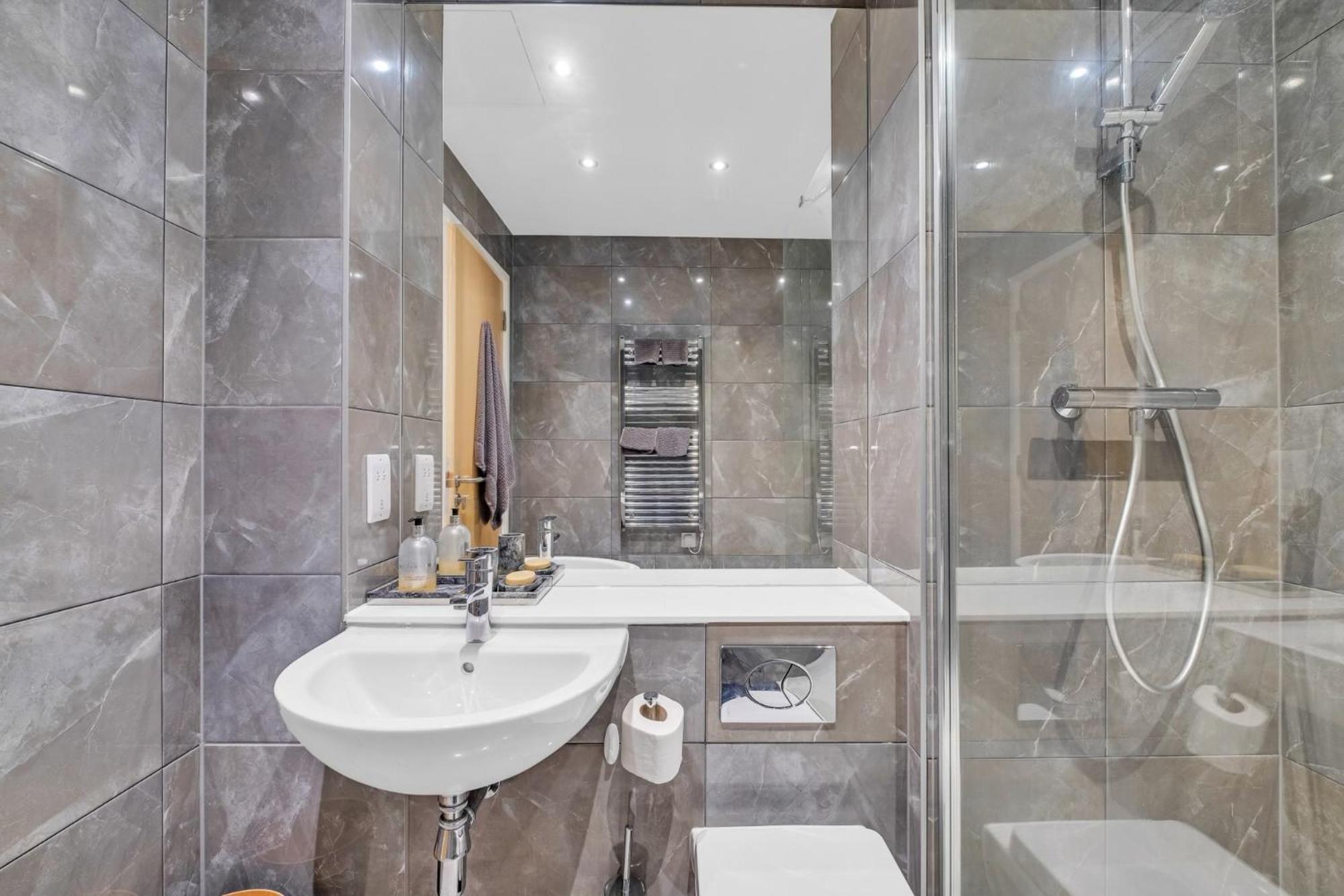 Luxurious & Glamorous Centrally Located 2 Bedroom 2 Bathroom Apartment - Central Birmingham - Secure Parking - Netflix Exterior photo